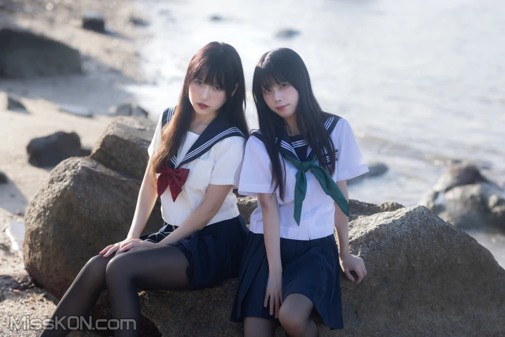 Coser@不呆猫 & 三無人型: 水手服百合黑丝 (51 photos + 1 videos)