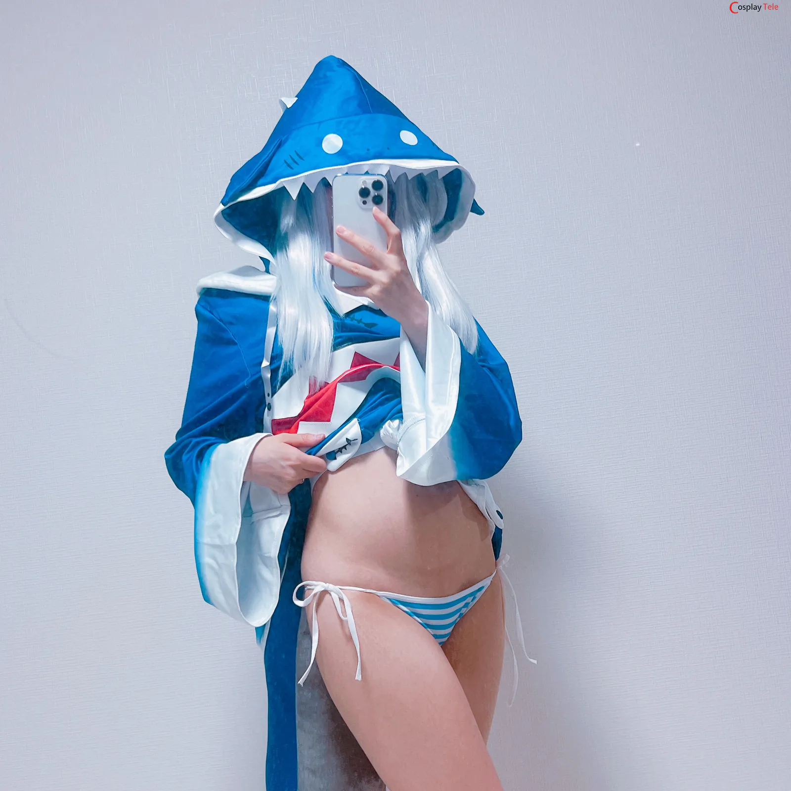 Unknown Cosplayer cosplay Gawr Gura – Hololive “10 photos and 1 video”